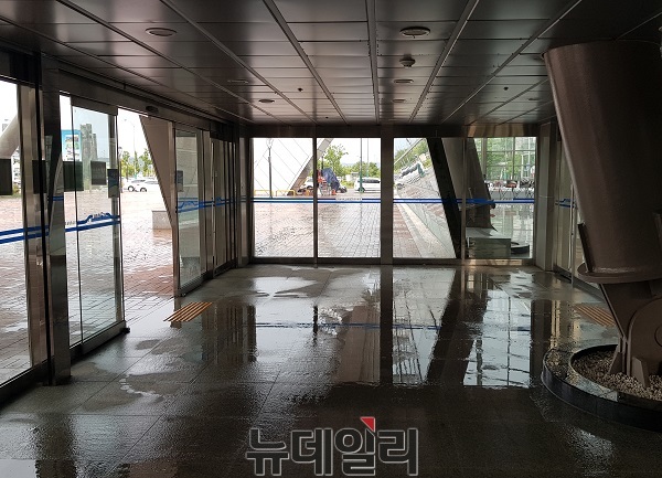 ▲ 28일 오후 KTX오송역사 동쪽 광장 출입구 천정에서 빗물이 떨어지고 있다.ⓒ김정원 기자
