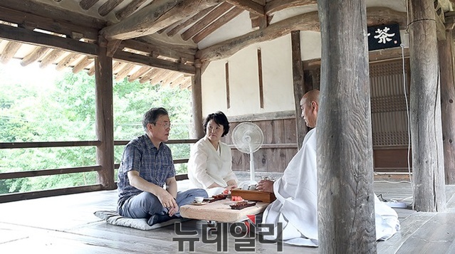 ▲ 문재인 대통령 내외가 지난 28일 경북 안동 봉정사를 방문한 모습. ⓒ청와대 제공