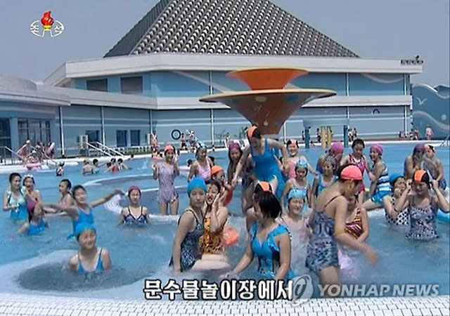 ▲ 과거 북한매체의 평양 문수 물놀이장 선전보도 화면캡쳐. 북한은 몇 년 전부터 여름마다 문수 물놀이장을 선전하고 있다. ⓒ연합뉴스. 무단전재 및 재배포 금지.