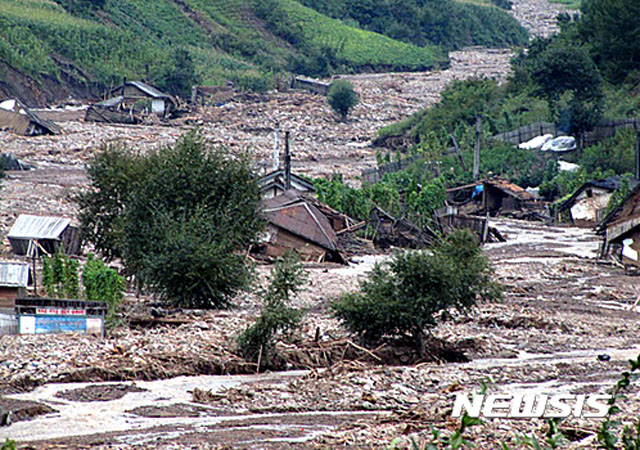 ▲ 2016년 9월 집중 호우 한 번에 무너져 내린 함경북도 일대의 모습. 북한에서 비가 오면 모든 곳이 흙탕물로 변한다. ⓒ뉴시스. 무단전재 및 재배포 금지.