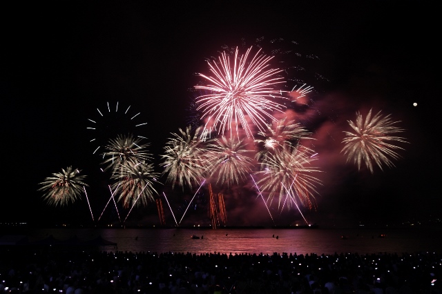 ▲ 2018 포항국제불빛축제_국제불꽃쇼 중 중국 써니팀 불꽃 장면.ⓒ포항시