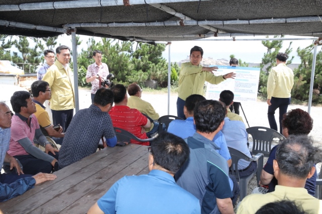 ▲ 이강덕 포항시장이 29일 폭염에 시름하는 양식장을 방문하고 수산인들과 간담회를 가졌다.ⓒ포항시