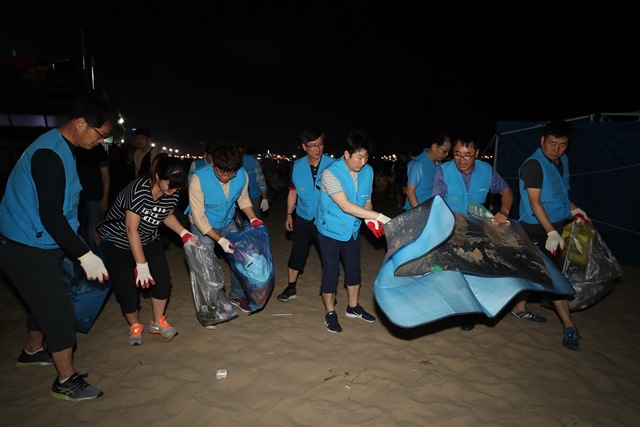 ▲ 28일 밤 포항국제불빛축제가 끝난 후 행사장 일원에서 환경정화활동을 펼치고 있는 외주파트너사 연합봉사단 모습.ⓒ포스코