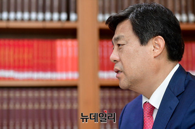▲ 자유한국당 김선동 의원(재선·도봉구을)은 26일 국회 의원 열람실에서 뉴데일리와 인터뷰를 했다. ⓒ뉴데일리 정상윤 기자