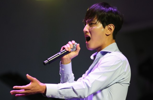 ▲ 강타가 지난 23일 오후 서울 강남구 드레스가든에서 열린 뮤지컬 '매디슨 카운티의 다리' 제작발표회에 참석해 넘버를 시연하고 있다.ⓒ연합뉴스