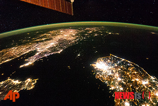 ▲ 2014년 초 국제우주정거장(ISS)에서 촬영한 한반도 야경. 북한에서 전력공급이 제대로 되지 않은 것은 10년도 더 됐다. ⓒ뉴시스-AP. 무단전재 및 재배포 금지.