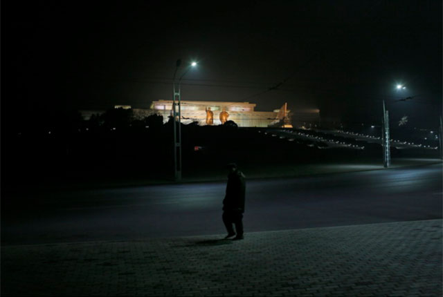 ▲ 평양 밤거리. 김씨 일가와 관련된 조형물 외에는 조명이 거의 보이지 않는다. ⓒ뉴시스-AP. 무단전재 및 재배포 금지.