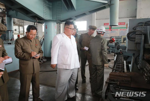 ▲ 지난 17일 北선전매체가 보도한 김정은 현지지도. 군 식료품 공장을 찾았을 때 모습이다. ⓒ뉴시스. 무단전재 및 재배포 금지.