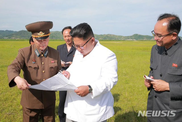 ▲ 7월 하순 강원도 양묘장을 찾은 김정은. 이곳에도 특각들이 있다. ⓒ뉴시스. 무단전재 및 재배포 금지.