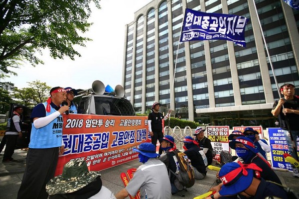 ▲ 현대중공업 노동조합이 지난 13일 서울 종로구 현대중공업그룹 서울사무소에서 상경투쟁을 벌이고 있다. ⓒ현대중공업 노동조합