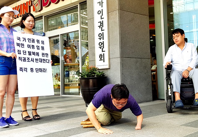 ▲ 지성호 대표가 기자회견 도중 “국민이 탈북 여종업원들을 지켜달라”며, 무릅을 꿇고 절을 하고 있다. ⓒ 사진 뉴데일리 백요셉 기자
