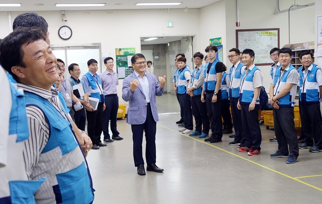 ▲ 송정수 경북지방우정청장이 대구수성우체국을 방문해 폭염으로 우편물 배달에 어려움을 겪고 있는 집배원들을 격려하고 있다.ⓒ경북지방우정청