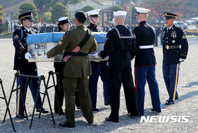 ▲ 과거 판문점에서 열렸던 유해환송식. 베레모를 쓴 장병은 영국군이다. ⓒ뉴시스. 무단전재 및 재배포 금지.