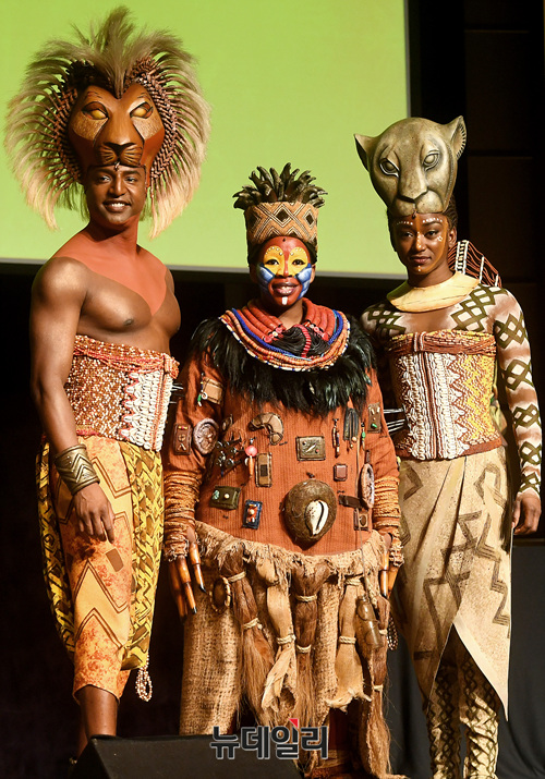 ▲ 왼쪽부터 신동원 한국 프로듀서, 펠리페 감바 인터내셔널 프로덕션 총괄 이사, 조나단 앤드류 흄, 느세파 핏젱, 재니끄 찰스, 마이크 샤퍼클라우스 음악 감독 ⓒ 뉴데일리 공준표