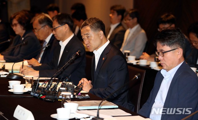 ▲ 박능후(오른쪽 두 번째) 보건복지부 장관이 30일 오전 서울 중구 더 플라자호텔에서 열린 보건복지부 2018년도 제 6차 국민연금기금운용위원회에서 모두 발언을 하고 있다.ⓒ뉴시스