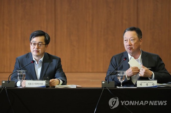 ▲ 김동연 경제부총리 겸 기획재정부 장관(왼쪽)이 30일 서울 중구 은행회관에서 열린 세제발전심의위원회에서 모두발언을 하고 있다. 오른쪽은 위원장인 박용만 대한상공회의소 회장. ⓒ연합뉴스