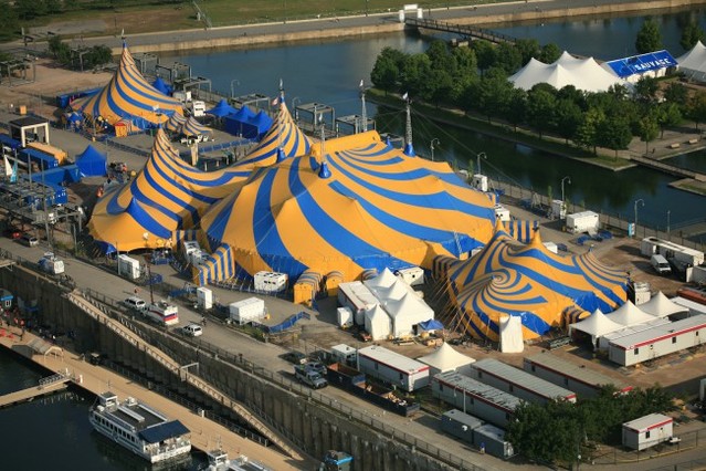▲ 쿠자 '움직이는 마을' 사진.ⓒ2010 Cirque du Soleil
