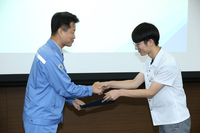 ▲ 오형수 포항제철소장(사진 좌측)이 제13기 ‘포스코 샛별장학생’에게 장학증서를 전달하고 있다.ⓒ포스코