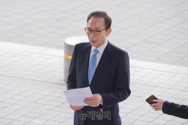 ▲ 서울중앙지검에 출석한 이명박 전 대통령. ⓒ뉴데일리 이종현 기자