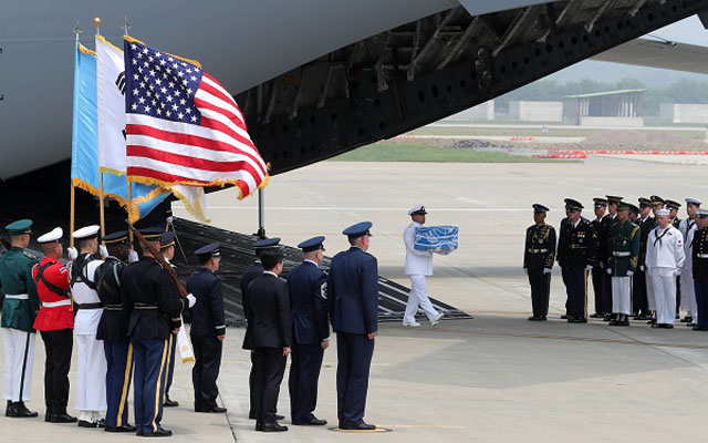 ▲ 지난 7월 27일 北원산 갈마비행장에서 싣고 온 미군 유해를 내리는 장병. ⓒ뉴시스. 무단전재 및 재배포 금지.