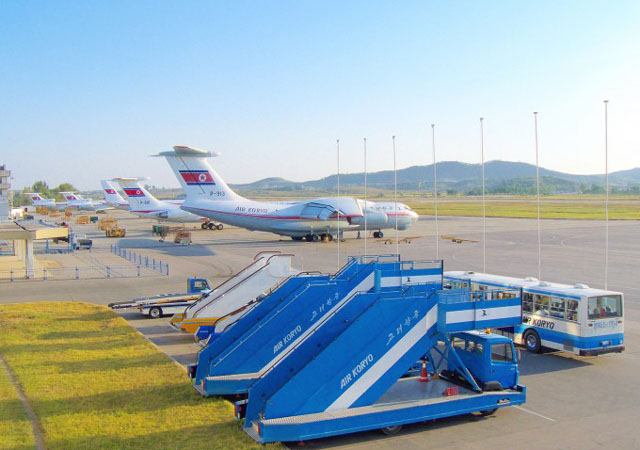 ▲ 평양 순안공항에 서 있는 北공군의 '고려항공' 소속 여객기와 수송기들. 앞에서부터 Il-76, Il-62, Tu-204, Tu-154. ⓒ위키피디아 공개사진.