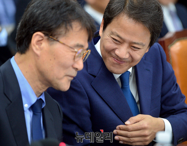 ▲ 임종석 대통령비서실장과 장하성 대통령비서실 정책실장이 대화를 나누는 모습. ⓒ뉴데일리 DB