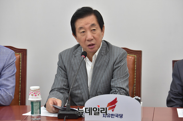 ▲ 김성태 자유한국당 대표 권한대행 겸 원내대표가 4일 오전 국회 당 대회의실에서 열린 원내대책회의에서 모두발언을 하고 있다. ⓒ뉴데일리 이종현 기자