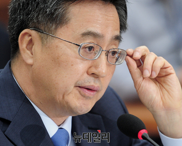 ▲ 안경 만지는 김동연 경제부총리 겸 기획재정부 장관. ⓒ뉴데일리 DB