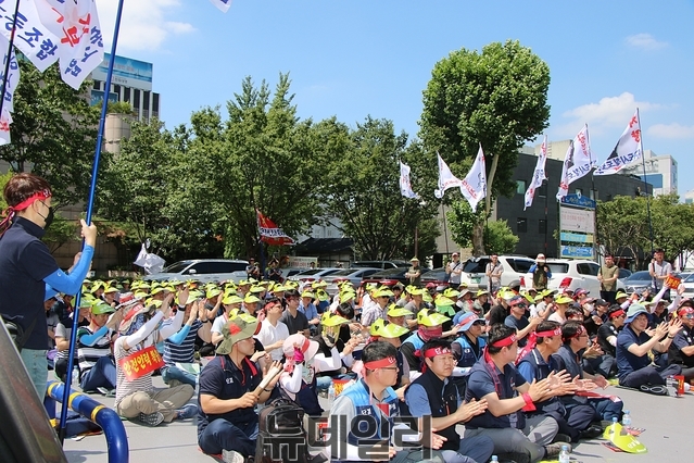 ▲ 31일 오전 대구시청 주차장에서 대구도시철도공사 노조가 인력 충원을 요구하는 집회를 하고 있다.ⓒ뉴데일리