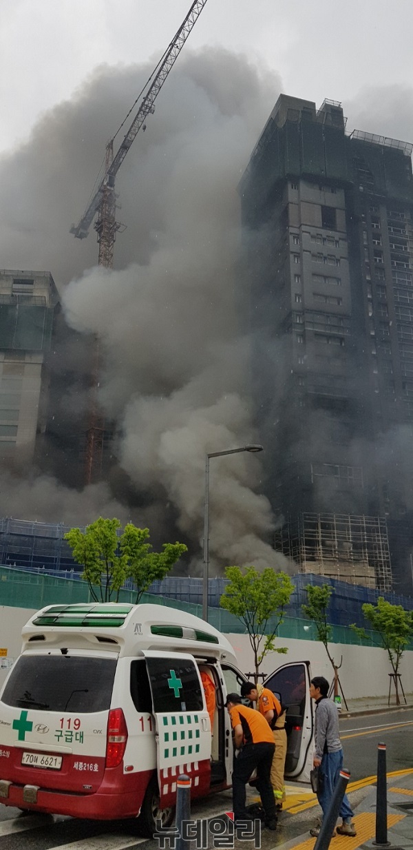 ▲ 지난 6월 26일 오후 1시 10분 세종시 보람동 주상복합아파트 현장에서 화재가 발생해 3명이 사망하고 37명이 중경상을 입었다. 사진은 화재 당시 검은 연기가 치솟고 있다.ⓒ김정원 기자
