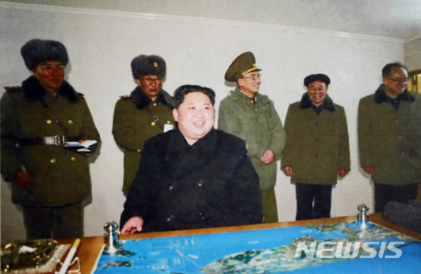 ▲ 노동신문이 보도한 화성 15호 시험 발사 후 김정은의 모습 ⓒ뉴시스. 무단 전재 및 재배포 금지.