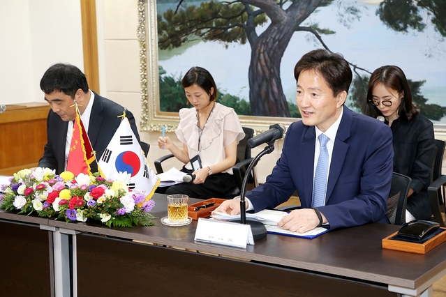 ▲ 대구시-중국 창사시가 31일 대구시청에서 우호협력도시 체결식을 가졌다.(사진 왼쪽부터 류밍리 창사시 부시장, 류준하 대구시 국제관계대사)ⓒ대구시