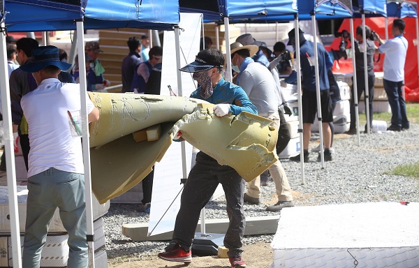 ▲ 31일 충남 천안 대진침대 본사에서 라돈 침대 해체작업을 하고 있다.ⓒ충남도