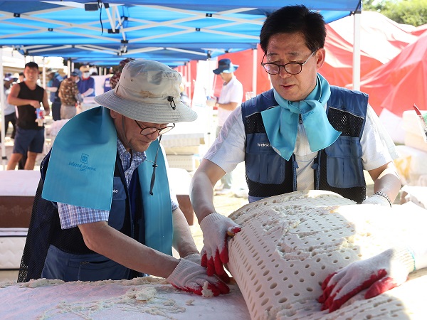 ▲ 양승조 충남도지사가 31일 천안 대진침대 본사에서 라돈침대 해체작업을 하고 있다.ⓒ충남도