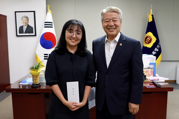 ▲ 서금택 세종시의장이 31일 시의회 슬로건 공모에서 최우수 수상자로 선정된 최응미씨에게 상품권을 전달한뒤 기념촬영을 하고 있다.ⓒ세종시의회