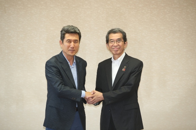 ▲ 이강덕 포항시장(외쪽)과 타타미 료죠 마이즈루시장이 손을 맞잡고 있다.ⓒ포항시