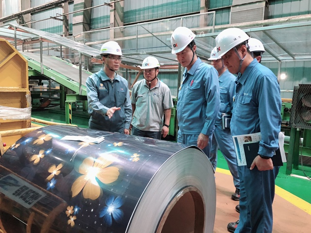 ▲ 오형수 포항제철소장을 비롯한 포스코 임직원들은 철강공단 내 고객사인 DK동신을 방문해 현황을 점검하고 애로사항을 청취했다.ⓒ포스코