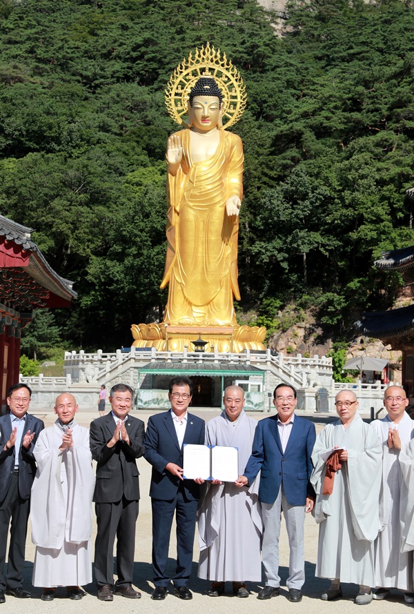 ▲ 충북도 청남대관리사업소와 속리산 법주사가 1일 법주사에서 지역관광활성화를 위한 협약식을 열고 상호 협력하기로 했다.ⓒ충북도