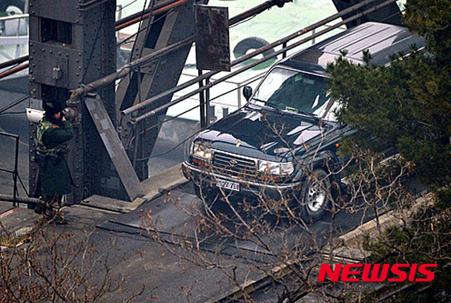 ▲ 2016년 3월 中단둥을 거쳐 북한으로 돌아가는 SUV. 日도요타의 랜드크루저다. ⓒ뉴시스. 무단전재 및 재배포 금지.