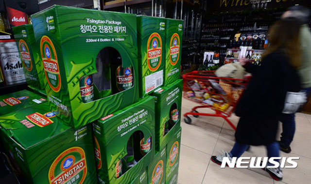 ▲ 한국의 마트 한켠에 쌓여 있는 中칭다오 맥주. 북한에서는 김정은이 북한군 고위장교에게 주는 귀한(?) 선물이다. ⓒ뉴시스. 무단전재 및 재배포 금지.