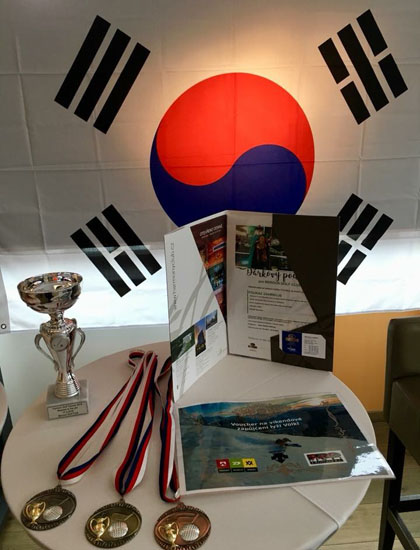 ▲ 지난 2월 駐체코 대사관이 현지 선수들을 대상으로 실시했던 '평창 동계올림픽 기념 골프대회' 때 수여한 메달과 태극기. 재외공관의 골프는 업무의 연장이기도 하다. ⓒ駐체코 대사관 홈페이지 캡쳐