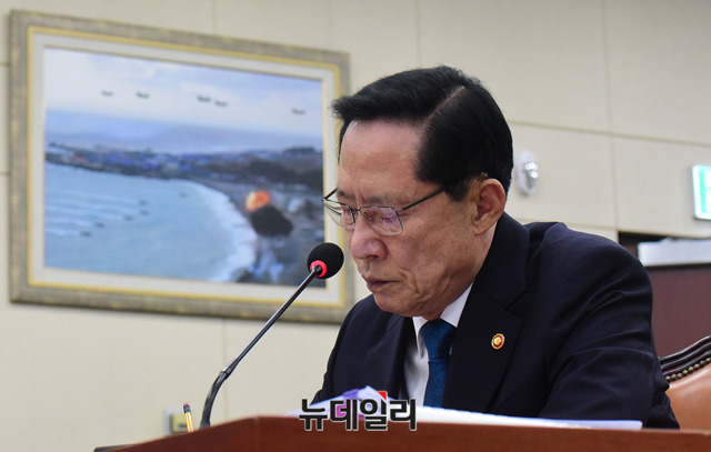 ▲ 생각에 잠긴 송영무 국방부 장관. ⓒ뉴데일리 DB