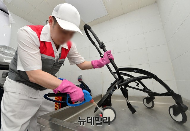 ▲ 31일 경기도 이천시 롯데렌탈 묘미 물류창고에서 '유아용품 안심 클리닝 서비스' 작업 중 직원이 스팀기로 유모차 프레임을 세척하고 있다. ⓒ공준표 기자