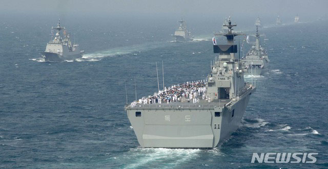 ▲ 2008년 국제관함식 당시 '독도'함을 탄 국민들이 해상사열을 하는 모습. ⓒ뉴시스. 무단전재 및 재배포 금지.