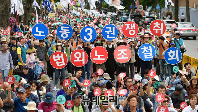 ▲ 전교조는 지난달 6일 서울 종로구 청와대 사랑채 앞에서 법외노조 통보 직권취소 및 노동 3권 보장을 요구하는 반(反)정부 연가·조퇴 투쟁을 벌였다. ⓒ뉴데일리 정상윤