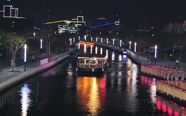 ▲ 포항운하를 야간운항 하고있는 포항크루즈.ⓒ포항크루즈