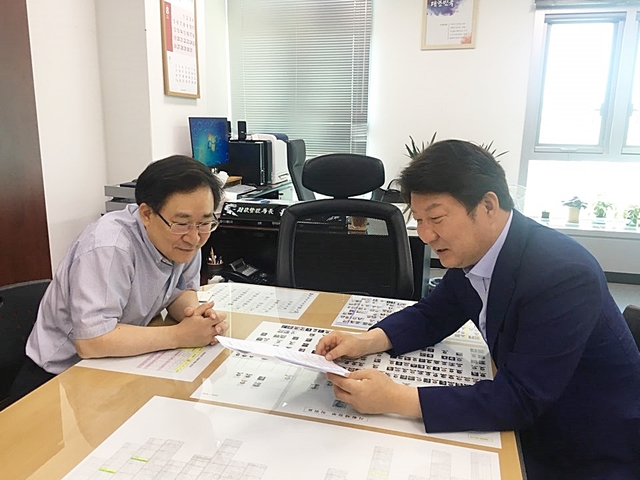 ▲ 권영진 대구시장이 1일 기획재정부 예산실을 방문, 오규택 기재부 재정관리국장과 이야기 하고 있다.ⓒ대구시