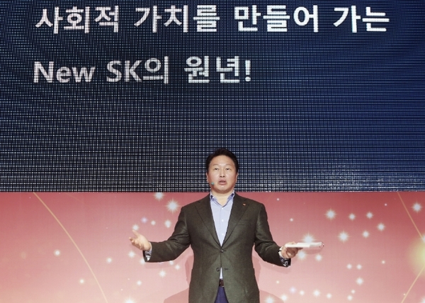 ▲ 최태원 SK그룹 회장이 지난 1월 서울 광장동 워커힐호텔에서 열린 2018 신년회에서 ‘New SK’를 만들기 위한 실천방안을 설명하고 있다. ⓒSK