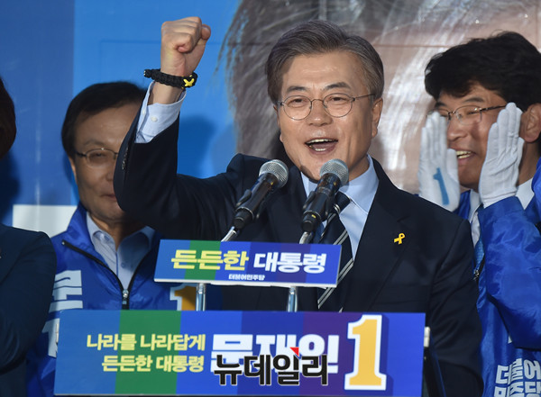▲ 문재인 대통령이 지난해 4월 대선 당시 유세에 나선 모습. ⓒ뉴데일리 DB