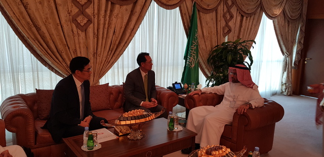 ▲ 한국전력 김종갑 사장이 1일 알 술탄 왕립원자력-신재생에너지원장과 만나 원전 수주전을 벌이고 있다. ⓒ한국전력